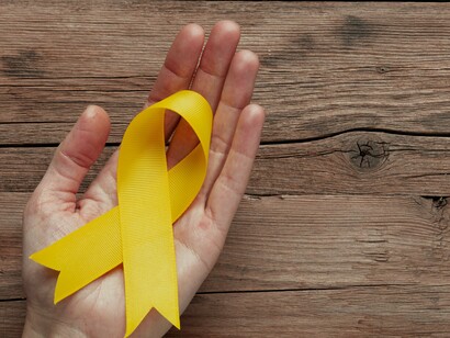 Campanha Setembro Amarelo. O suicídio é um tema de grande complexidade e profundo impacto, tanto individual quanto coletivamente. É um fenômeno que atravessa todas as camadas sociais, culturais e econômicas, manifestando-se de maneiras diferentes ao redor do mundo, sempre carregado de dor, desespero e silêncio. No entanto, apesar de sua prevalência, o suicídio ainda é cercado por estigmas, mitos e um silêncio avassalador. Isso dificulta tanto a prevenção quanto a assistência necessária a quem está em risco