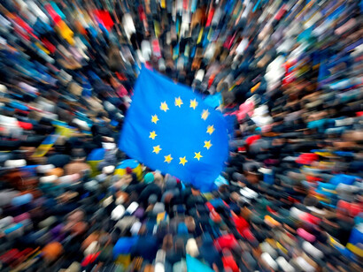 Una bandera de Europa entre una multitud