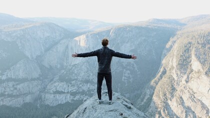 Uomo in cima ad una montagna. L’uomo trattiene, Madre Natura, che ricordiamo essere la nostra casa, aiuta anche in questo oltre a nutrirci, a curarci, a scaldarci, a proteggerci