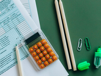 Formulario de impuestos, calculadora, lápices, resaltados y clips