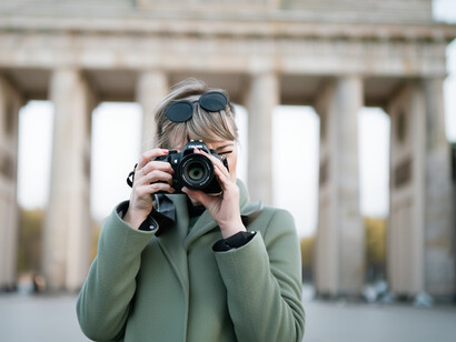 Helga Paris verstarb 2024 in Berlin, jener Stadt, in welcher sie die meiste Zeit ihres Lebens verbracht hatte