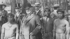 El gobernador James Smith, el general Ira Nadeau y otros funcionarios posando con aldeanos igorrotes, aldea Igorrote, Exposición Alaska-Yukón-Pacífico, Seattle, Washington, 1909