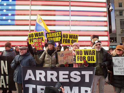 Protesta en el Times Square contra el ataque estadounidense a Caracas y el secuestro del presidente venezolano, 3 de enero de 2026