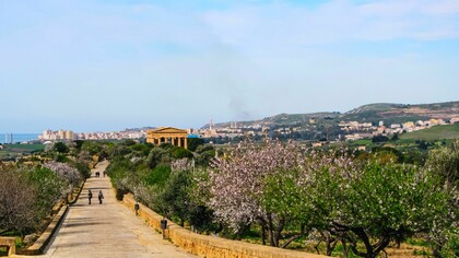 Il turismo lento permette di scoprire i paesaggi della Sicilia con tempi più rilassati e autentici. Agrigento, Italia