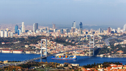 El agua aquí sigue siendo estructura, no decoración. El puente del Bósforo en Estambul, Turquía