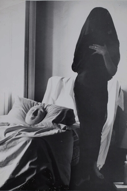Kati Horna, Sans titre, série Oda a la necrofília [Ode à la nécrophilie], Mexico, 1962, Tirage gélatino-argentique, 25,4 x 20,8 cm, Collection Museo Amparo, © 2005 Ana María Norah Horna y Fernández
