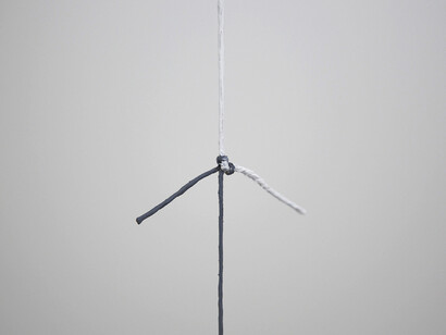 Stéphanie Saadé, "Impossible Love", 2014, fil, peinture, éd. unique + 2ea, var. n°1/5, dimensions variables, courtesy of galerie anne barrault
