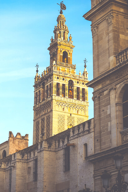 La Giralda de Sevilla, un icónico minarete convertido en campanario se alza majestuosamente en el horizonte de la ciudad andaluza de Sevilla en España