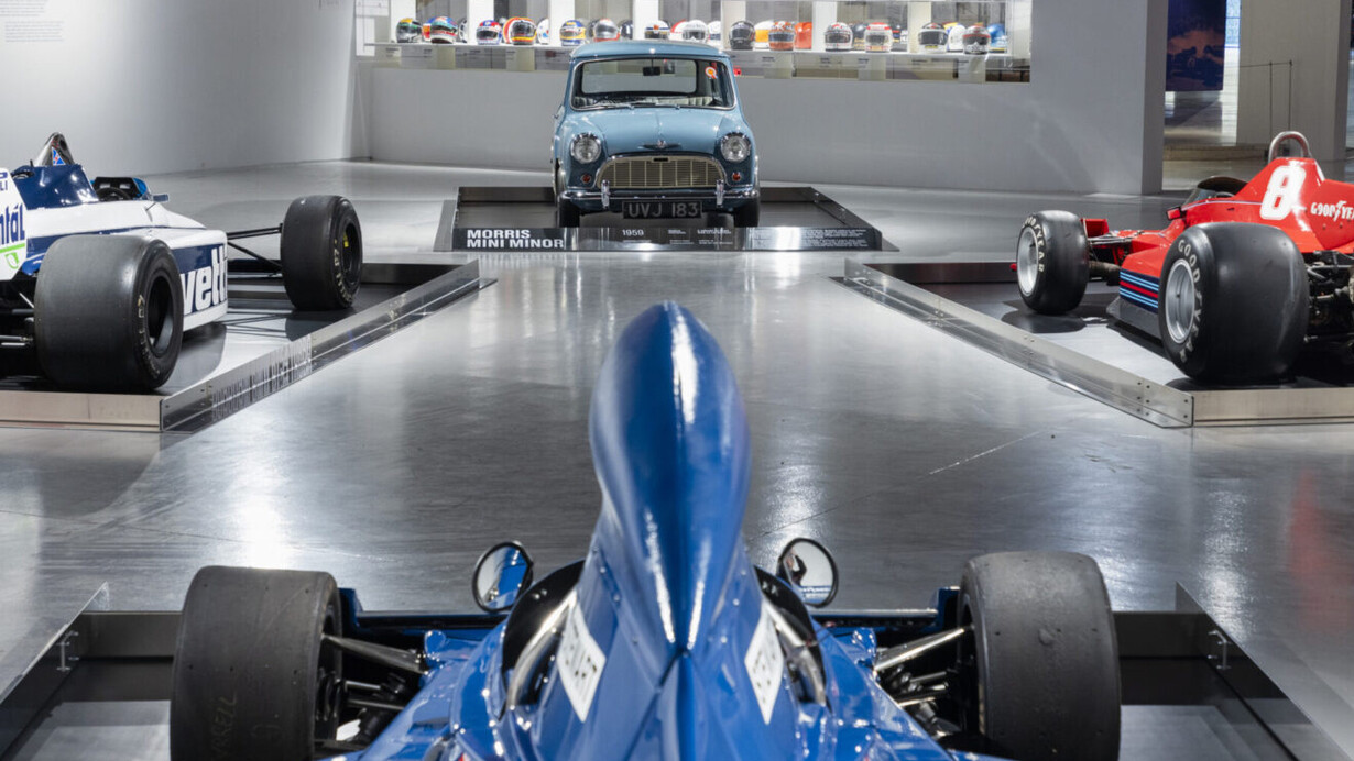 I nemici del Drake. Enzo Ferrari e le scuderie inglesi, vista de la exhibición. Cortesía del Museo Nazionale dell'Automobile 