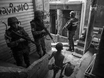 Grupos militares y paramilitares patrullan las favelas en Brasil