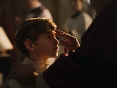 Enea Sala, in una scena del film. Il film ha ricreato con grande attenzione i dettagli storici dell'epoca, utilizzando set accuratamente costruiti e girando in luoghi storici come il Duomo di Nepi, dove sono state filmate le scene tra Papa Pio IX e Edgardo