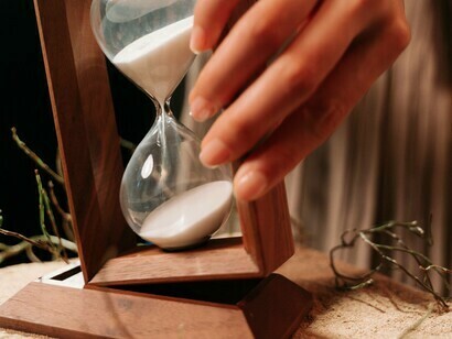 Manipulation du temps en retournant le sablier