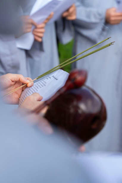 Para alcançar a justiça social, é necessário valorizar o ser humano acima do capital, transformando o capitalismo em um sistema mais inclusivo