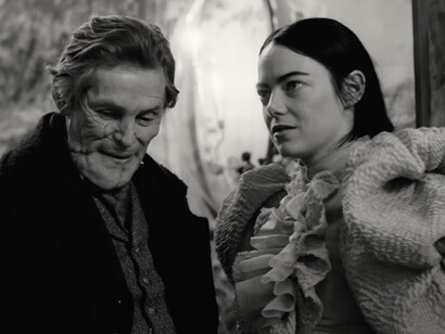 Yorgos Lanthimos cria um mundo único em Pobres Criaturas, onde Bella Baxter desafia a moralidade da época enquanto navega por uma estética vitoriana surreal com toques de humor negro