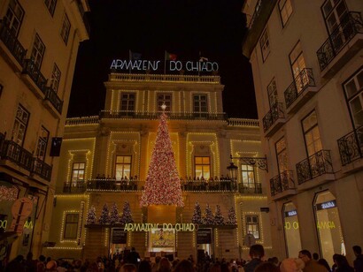 Luzes de Natal dos Armazéns do Chiado já estão acesas, em Lisboa, Portugal
