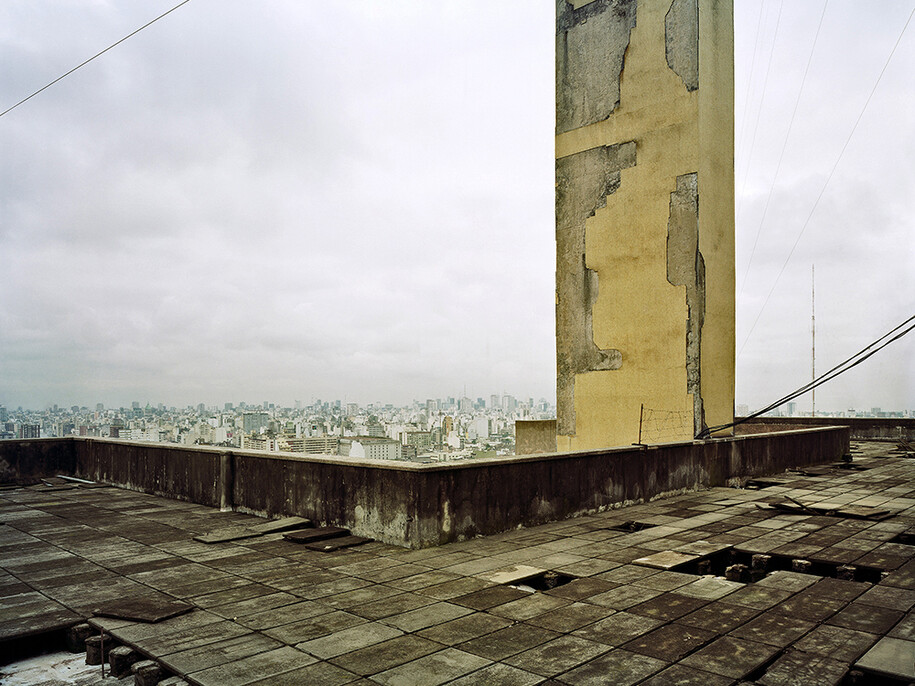 Imagen Caseros Jail,  Gian Paolo Minelli, Caseros Jail 11 (2001), Inkjet print pigmentaries on Fine Art cotton paper, 32 x 39 Inches
