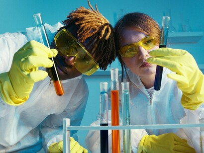 Torizações esdrúxulas alimentam a narrativa de que “nos querem manipular”, de que tudo o que é oficial é suspeito. Vivemos assim num desequilíbrio constante: questionar é essencial, mas quando a dúvida se torna absoluta, deixa de iluminar e passa apenas a cegar. Muita gente já percebeu isso e a prova disso mesmo é a crescente quantidade de sites e páginas nas redes sociais que partilham cada vez mais teorias de conspiração