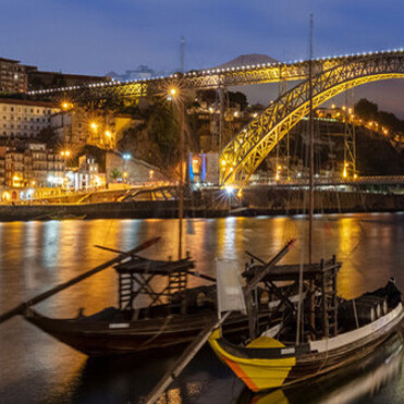 Un argumento largamente utilizado principalmente por la extrema derecha, es la una supuesta apropiación de los puestos de trabajo por parte de las personas migrantes. Puente Don Luis I, Oporto, Portugal