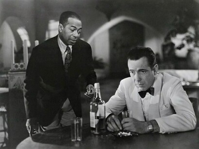 Dooley Wilson e Humphrey Bogart em cena de Casablanca, 1942