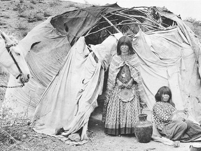 Due donne native americane Apache all'esterno in un campo in Arizona, 1880