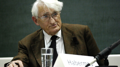 En Jürgen Habermas conviven la vocación crítica y la aspiración al consenso, en una trayectoria donde la búsqueda de emancipación termina replegándose en los límites del orden que intentó transformar