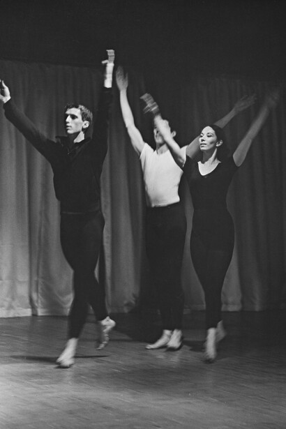 Yvonne Rainer, Diagonal (no. 8) from Terrain (1962–65), Judson Memorial Church, New York, April 1963, Left to right: Steve Paxton, William Davis, Judith Dunn, Photo: Al Giese
