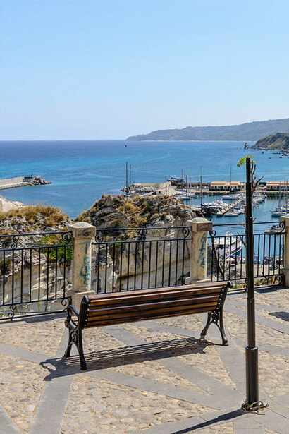 Vista sul porto di Tropea, Calabria, Italia. Meridionali nel Nord: un cuore diviso tra la terra natale e la nuova casa  (ph: Norbert Nagel)