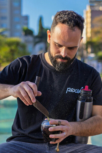 En la ronda de mate, el cebador dirige el ritmo del encuentro como un discreto maestro de ceremonia que sostiene la conversación y la amistad