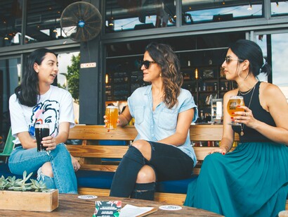 Amigas conversam e tomam bebidas