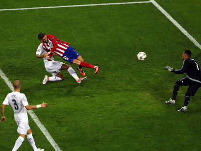 Yannick Carrasco del Atlético de Madrid supera a Lucas Vázquez del Real Madrid para anotar el empate durante la final de la Champions League