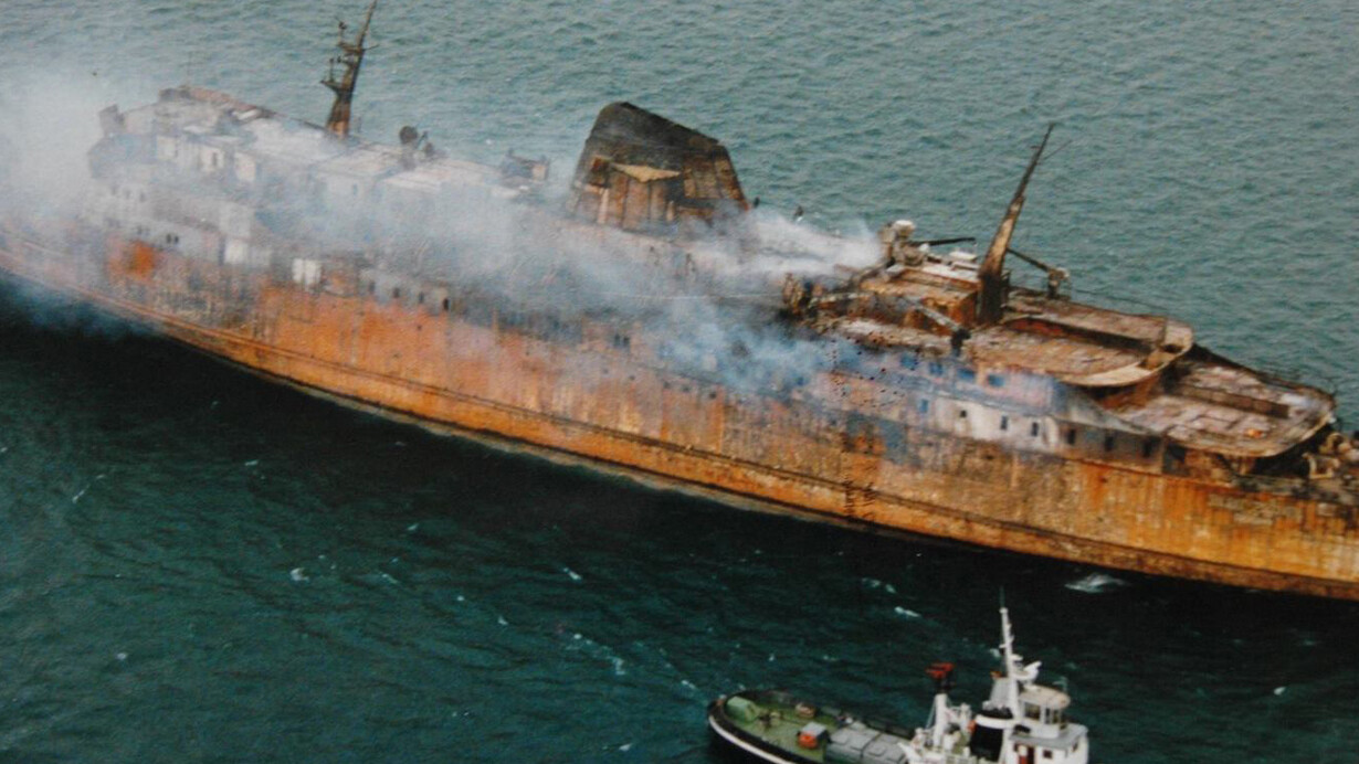 Il tentativo di spegnere le fiamme che avvolgevano la Moby Prince