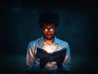Luces se asoman desde el interior de un libro abierto