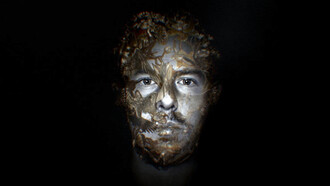 Lee Alexander McQueen (17 de marzo de 1969 – 11 de febrero de 2010) diseñador clave de fines del siglo XX y comienzos del XXI, fue capaz de convertir la moda en una forma de expresión artística cargada de intensidad, belleza y transgresión