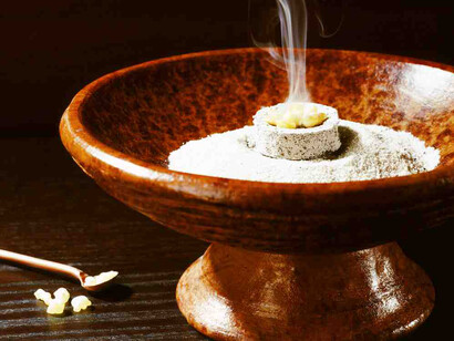 La fumigazione dell'incenso sul carboncino