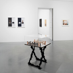 Various artists, Un siècle d'échecs, exhibition view. Courtesy of Perrotin 
