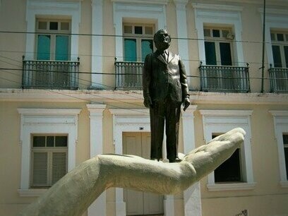 Memorial Câmara Cascudo em Natal, Rio Grande do Norte. "Canto de muro: Romance de costumes" de Luís da Câmara Cascudo (Natal, 1898-1986), esgotado na primeira tiragem da Livraria José Olympio, em 1959, e na segunda, quando entrou, em 1977, para a Coleção Sagarana da mesma editora carioca, está entre os “livros que ‘ficam’”. Tornou-se um “daqueles ‘clássicos de segunda fileira’ que fazem as delícias dos amadores sutis e exigentes", conforme previa o crítico Wilson Martins