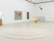 Verschiedene künstler, Mapping the '60s. Kunst-geschichten aus den sammlungen des Mumok, ausstellungsansicht. Mit freundlicher genehmigung des Mumok