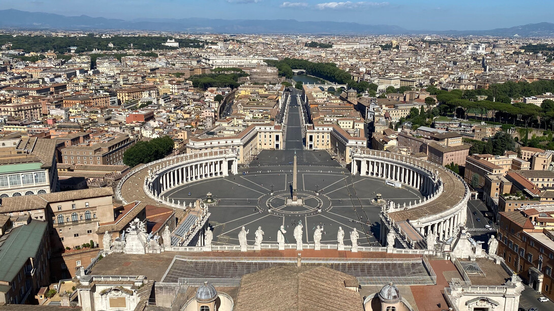 A cidade-estado do Vaticano é cercada por Roma, na Itália, e também sede da Igreja Católica Romana