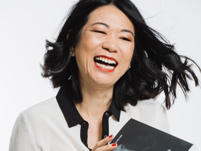 Un éclat de rire qui perce malgré le tumulte intérieur, comme un rappel que la joie subsiste même lorsque le cœur vacille.  
Photo par Aura Constantin