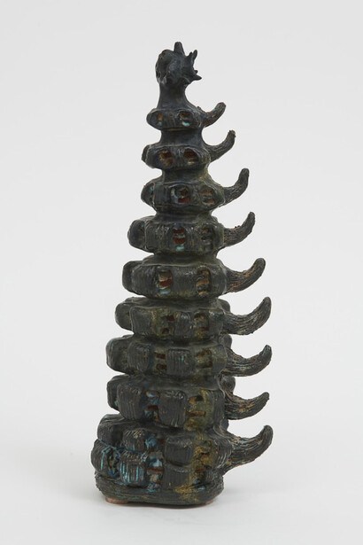 Tecla Tofano, Hábitat Dragón (Habitat Dragon), 1967. From the series Hábitat y habitantes (Habitats and Inhabitants), Glazed ceramic, 15 x 6 x 5 in (38.1 x 15.2 x 12.7 cm). Courtesy of James Cohan Gallery