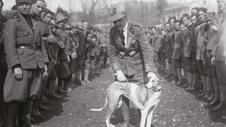 Foto di Gabriele d'Annunzio con un levriero