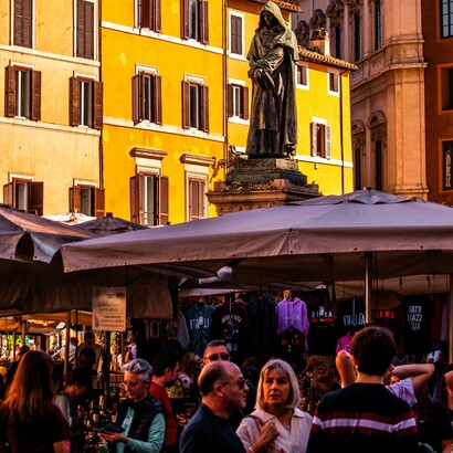 Nelle metropoli moderne, infatti, prevalgono spesso relazioni funzionali e mediate da istituzioni o tecnologie, tipiche della Gesellschaft