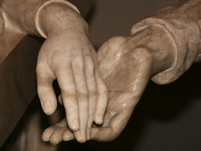 Los Amantes de Teruel. Las manos entrelazadas de los dos jóvenes en su tumba