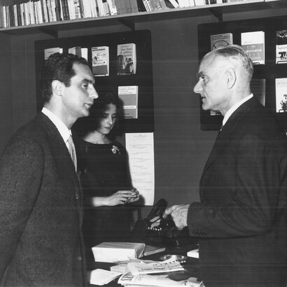 Italo Calvino (Santiago de Las Vegas de La Habana, 15 ottobre 1923 – Siena, 19 settembre 1985) è stato uno scrittore e paroliere italiano. Intellettuale di grande impegno politico, civile e culturale, è stato uno dei narratori italiani più importanti del secondo Novecento