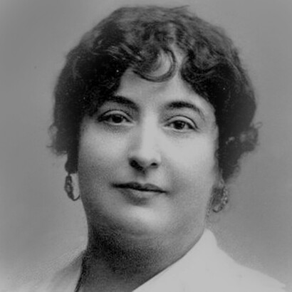 Conocida como Colombine, también firmó con otros seudónimos como «Gabriel Luna», «Perico el de los Palotes», «Raquel», «Honorine» o «Marianela». Perteneció a la generación del 98 y a la Edad de Plata