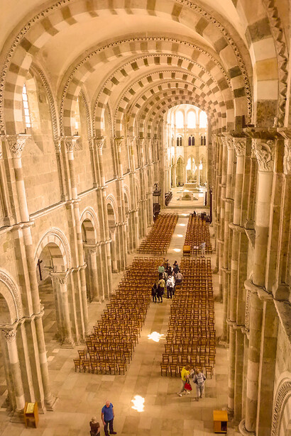 Basilique de Vézelay. Elle possède encore un dolmen dans ses fondations et celle-ci aurait été construite au-dessus. Au solstice d’été, le chemin de lumière mène de la nef vers le chœur.
© Claudie Voisenat