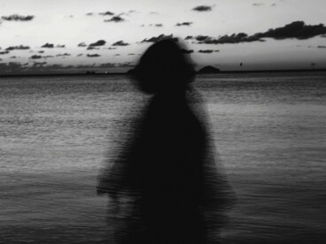 Ao mesmo tempo que as pessoas ainda queiram aparecer e se validar pela função nomeada ou por quanto prestam serviço de alta eficiência, mostrando-se como um personagem impecável de si mesmo, e assim distanciando-se de sua essência e incompletudes. Também querem um outro perfeito. Qualquer um outro precisa ser perfeito ao olhar preguiçoso dos encontros