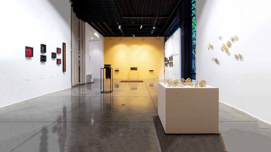 Varios artistas, El sueño de las cosas, vista de exhibición. Cortesía de Galería La Cometa 