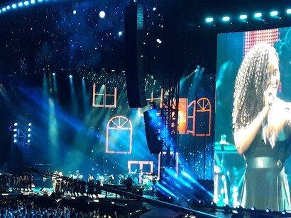 Veinte artistas arroparon al cantante durante su concierto “Más es Más” 