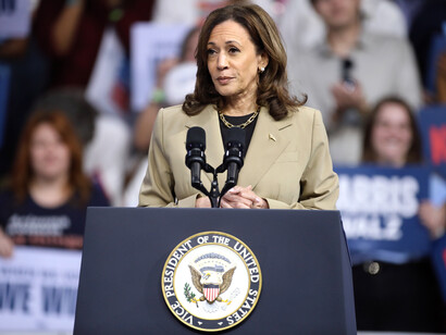 Tentatives échouées de se connecter avec les électeurs. Kamala Harris lors d'un rassemblement de campagne au Desert Diamond Arena à Glendale, Arizona, le 9 août 2024. Photo de Gage Skidmore